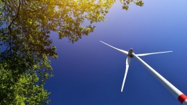 Ein Windrad am blauen Himmel (picture alliance / dpa / blickwinkel)